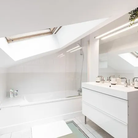 Center - 4 Bedroom Duplex Apartment! Apartment