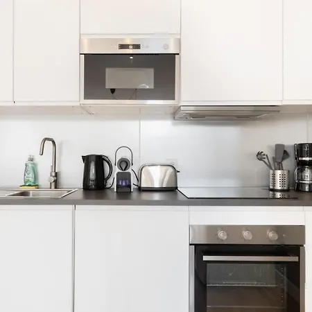 Center - 4 Bedroom Duplex Apartment! Apartment