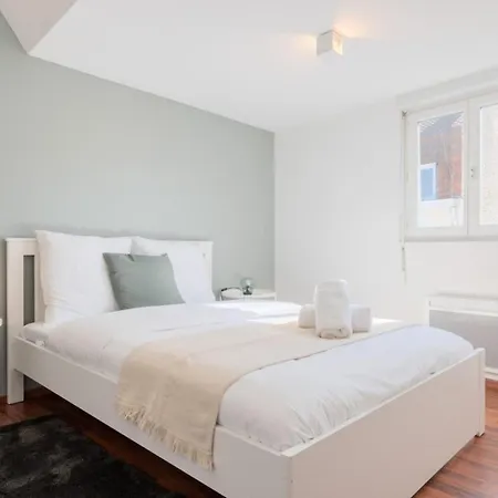 Centre - Beautiful 4 Bedroom Apartment! Appartement
