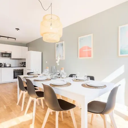 Centre - Beautiful 4 Bedroom Apartment!