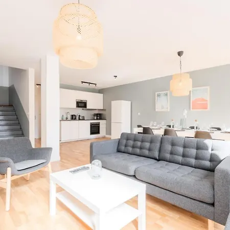 Center - 4 Bedroom Duplex Apartment! Apartment *