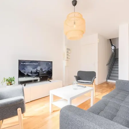 Center - 4 Bedroom Duplex Apartment! Apartment