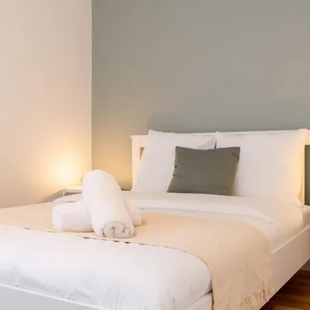Centre - Beautiful 4 Bedroom Apartment! *