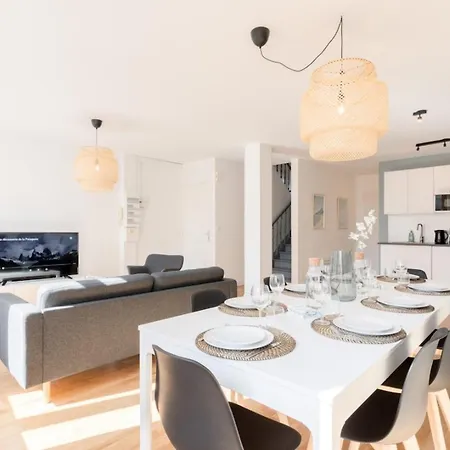 Center - 4 Bedroom Duplex Apartment!