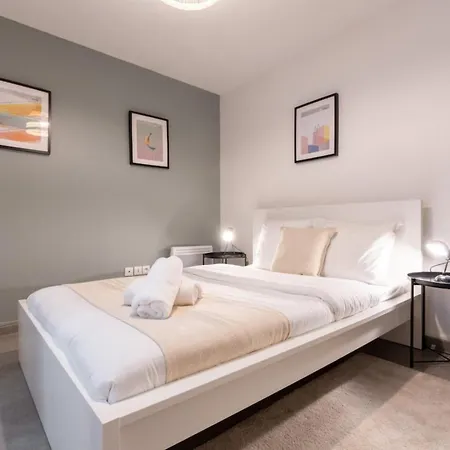 Center - 4 Bedroom Duplex Apartment! Apartment