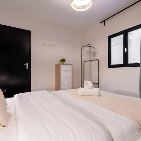 Apartment Center - 4 Bedroom Duplex Apartment! *