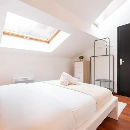 Center - 4 Bedroom Duplex Apartment!