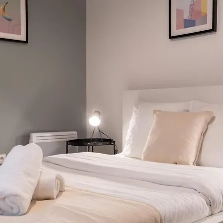 Center - 4 Bedroom Duplex Apartment! Apartment *