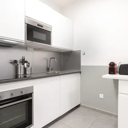Center - 4 Bedroom Duplex Apartment! Apartment