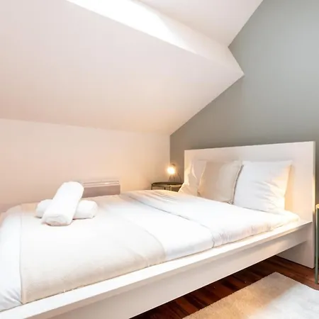 Center - 4 Bedroom Duplex Apartment!