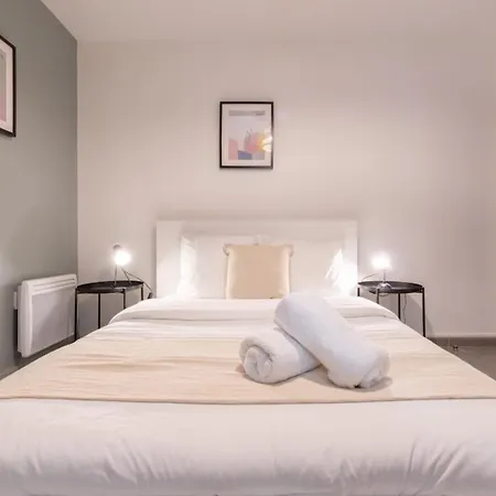 Center - 4 Bedroom Duplex Apartment! Apartment *