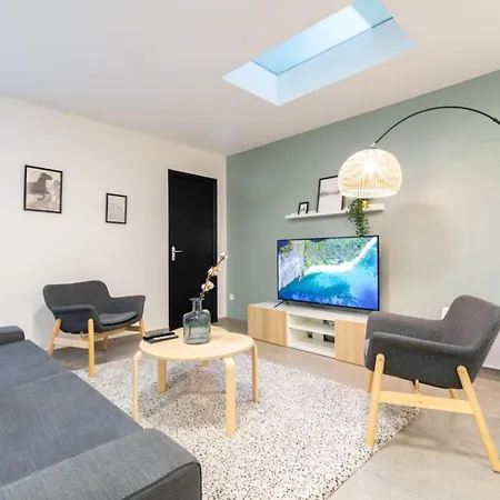 Center - 4 Bedroom Duplex Apartment! Apartment