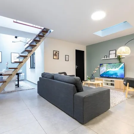 Center - 4 Bedroom Duplex Apartment!